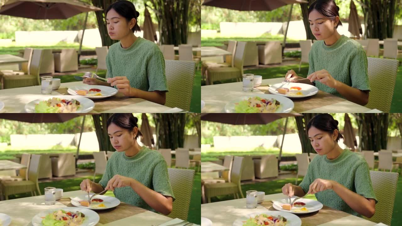 在竹园吃健康早餐的女人。