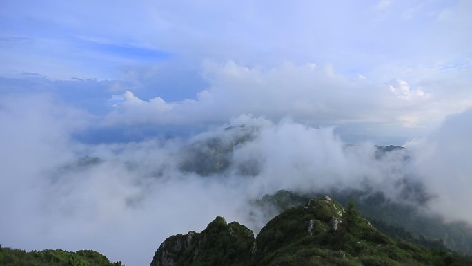 蓝天云海翻滚山峰