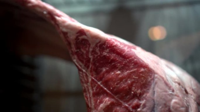 和牛黑安格斯战斧牛肉架在冷藏冰箱豪华餐厅干老化