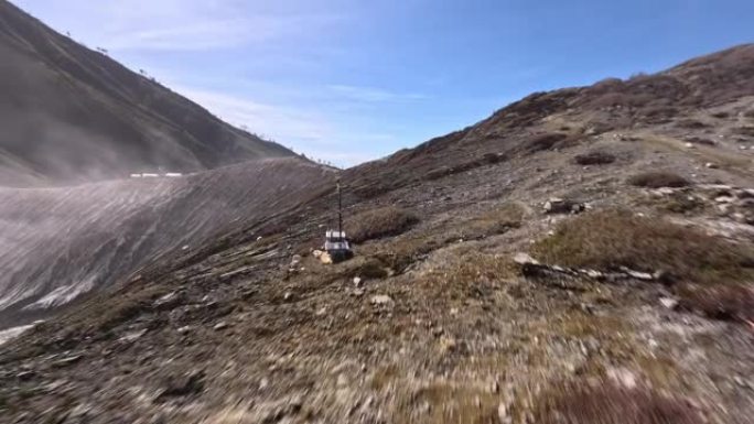 岛火山裂山石结构从山脊潜水到酸湖雾雾鸟瞰图