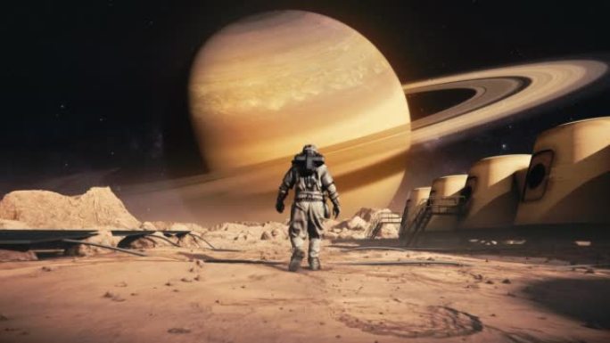 勇敢的宇航员穿着太空服自信地在火星上走向土星。空间站和火星探测器。被岩石覆盖的外星红色星球。