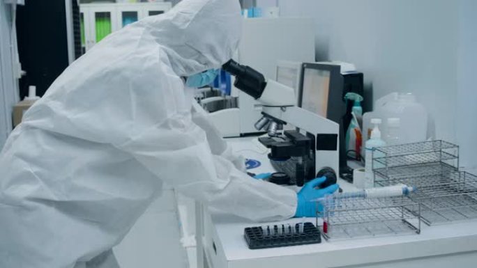 科学家们在无菌室里减少，试试显微镜。检查感染用显微镜观察血小板实验血样。