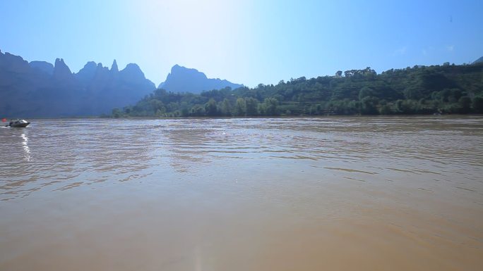 黄河石林河面快艇行驶