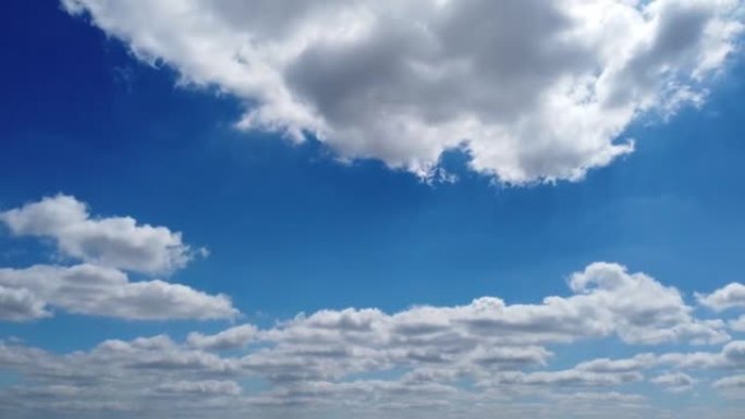 在英格兰卢顿镇的蓝天上移动云层的航拍镜头