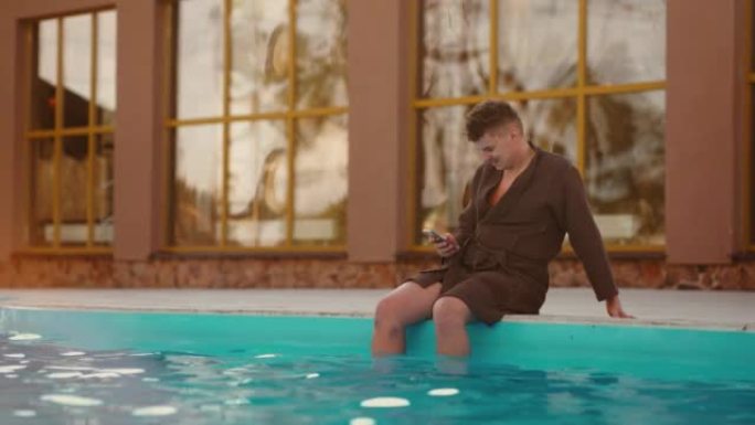 成年男子在娱乐中心的水疗温泉浴中休息，在室外温暖的游泳池附近放松