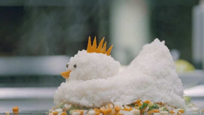 在烤架上烹饪的米饭鸡的详细照片