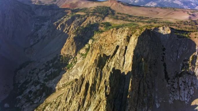 阳光普照的加利福尼亚州优胜美地国家公园的空中山脊