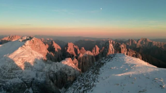 雪山山脊、山顶和绿色山谷的空中风景