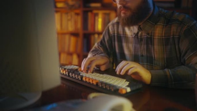 书呆子家伙在键盘上快速打字的特写镜头，计算机黑客，90年代的生活方式