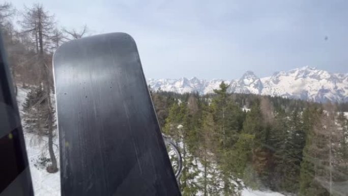 滑雪缆车中的滑雪板经过高山景观