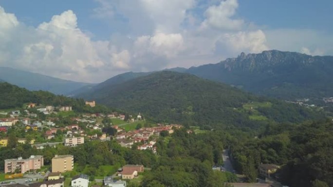 在阳光明媚的日子里，空中无人机拍摄了一个山村，山峦起伏。