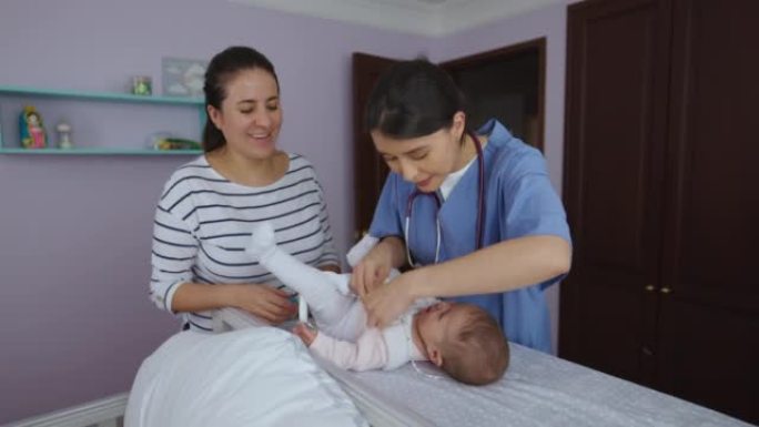 拉丁美洲女性骨科医生上门拜访，教妈妈如何在女婴上戴上支架以治疗髋关节发育不良