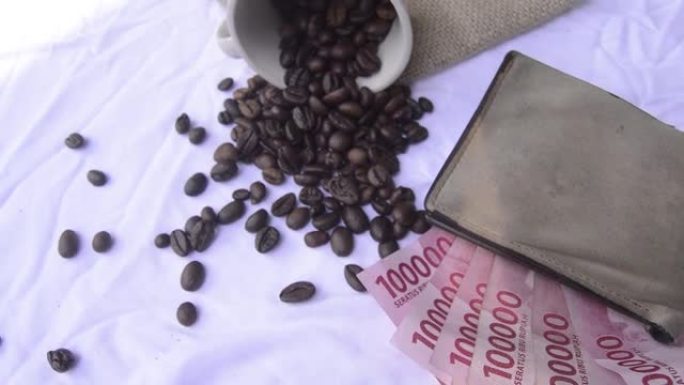白色背景上的咖啡豆和印尼盾音符