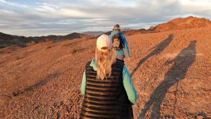 女性徒步旅行者遵循沙漠之路