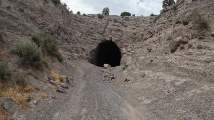 驶入Elberta和Eureka犹他州附近的旧Tintic铁路隧道