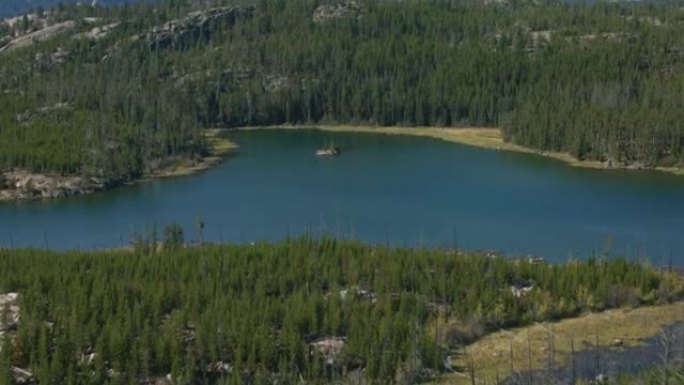 黄石国家公园附近的熊牙山脉中心，一个高山湖坐落在飞行员峰 (左) 和索引峰 (右) 的阴影下