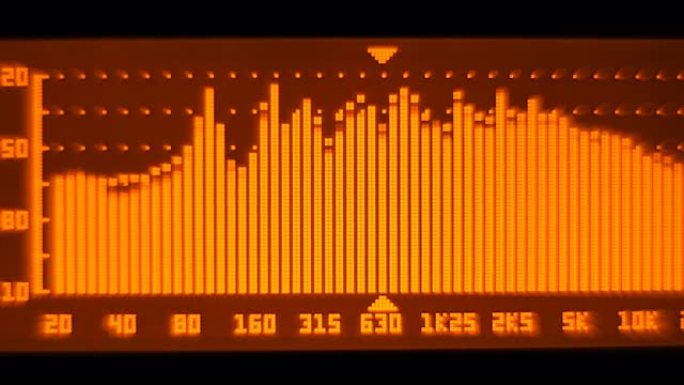 专业音乐会均衡器显示屏上有黄色频谱分析仪