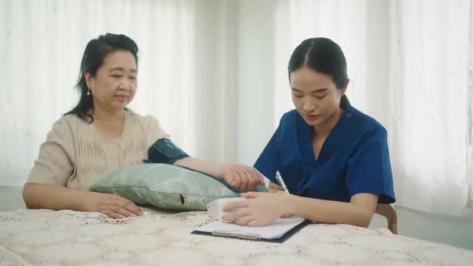 护士在家中对高级患者进行血压测量