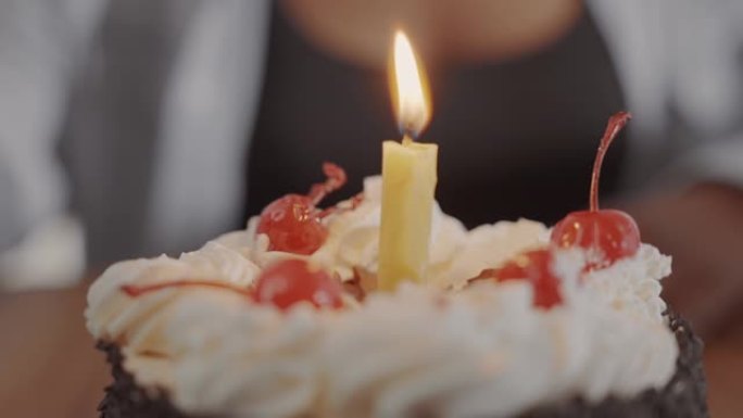 非洲族裔妇女听生日祝福做视频通话。锁定派对