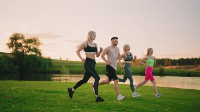 四个活跃的人在夏天的早晨一起跑步，穿着运动服的男男女女在慢跑