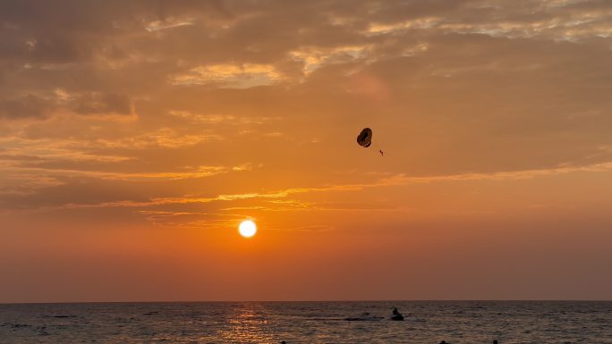 夕阳下的滑翔伞