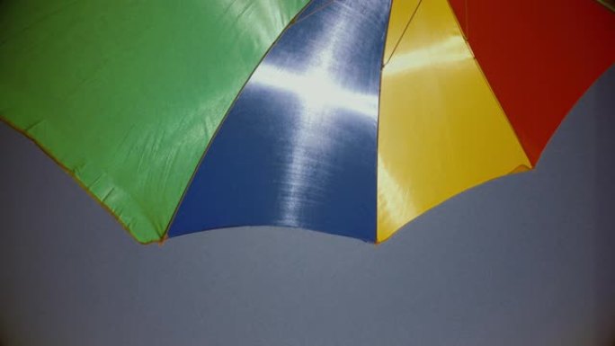暑假标志: 多色沙滩伞遮阳伞防晒