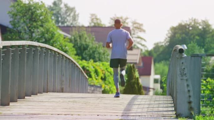 年轻的男跑步者在日常跑步中过桥