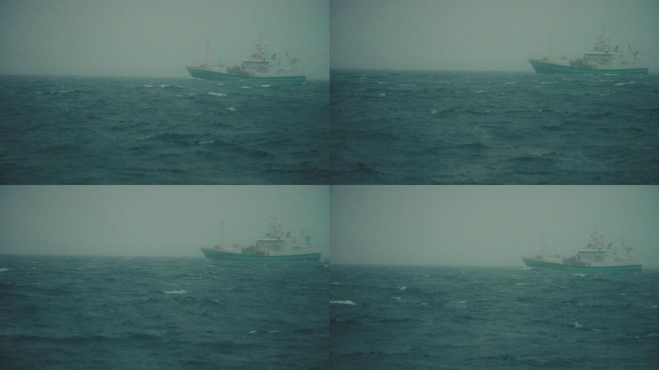 鱼船在薄雾中捕鱼: 波涛汹涌的冬季大海