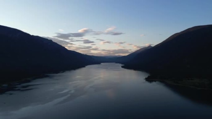 山湖宁静时刻的空中风景