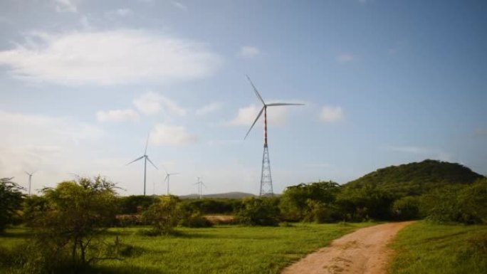 从印度古吉拉特邦的库奇 (Kutch) 看到的风电场中的风车的广角镜头。库奇拉赫帕特附近的风车。古吉