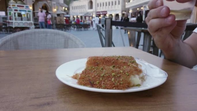 土耳其甜点kunefe、kunafa、kadayif配开心果粉和奶酪，供应热，非常甜