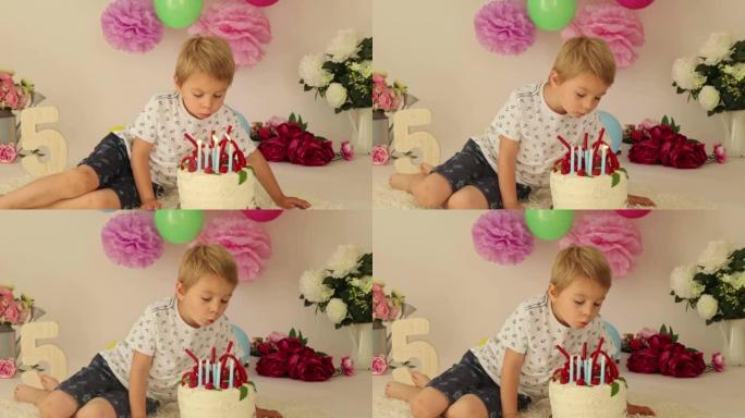 可爱的孩子，学龄前男孩，在家用自制蛋糕和覆盆子，薄荷和糖果，气球和房间里的装饰庆祝生日