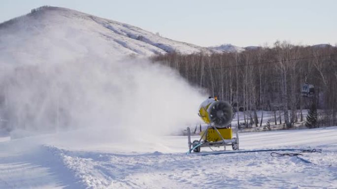 雪炮。滑雪场的造雪机在行动中，在背景中喷洒人造雪。雪山冬季滑雪缆车的运动