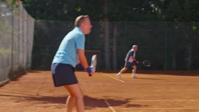 TS男子在阳光下的室外球场上打网球