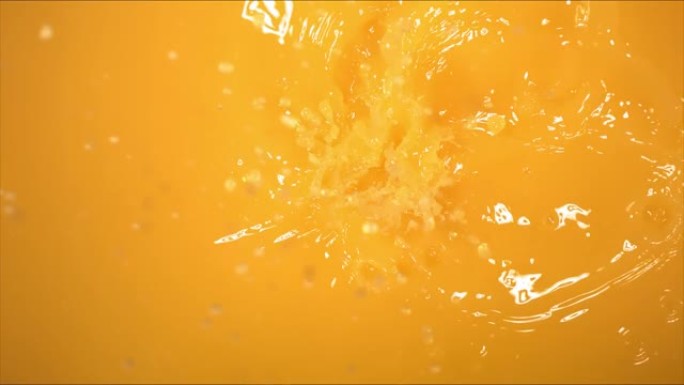 芒果以1000fps的速度在黄色背景上掉落并溅入果汁的超级慢动作拍摄。