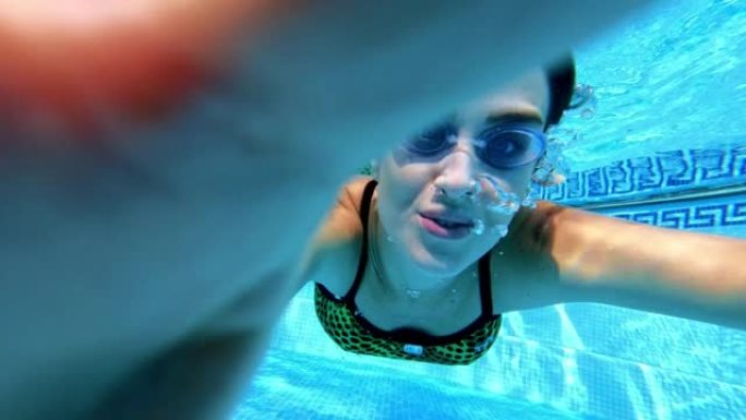 可穿戴相机视点，女子在游泳池潜水