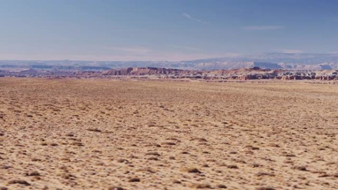 无人机在沙漠上向犹他州的哥布林谷飞行