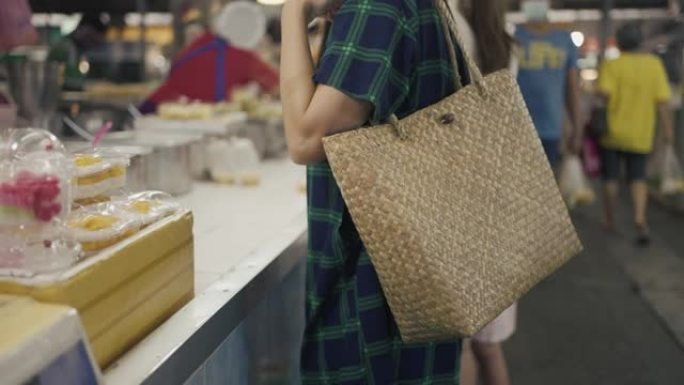 年轻女子在无废物商店包装可重复使用的购物袋