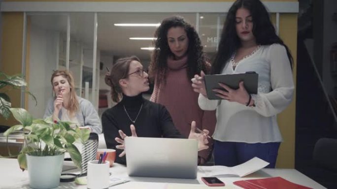 新的业务启动: 所有女性团队在联合办公办公室一起工作