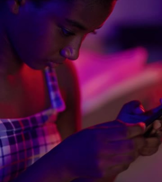 非洲女孩玩智能手机游戏