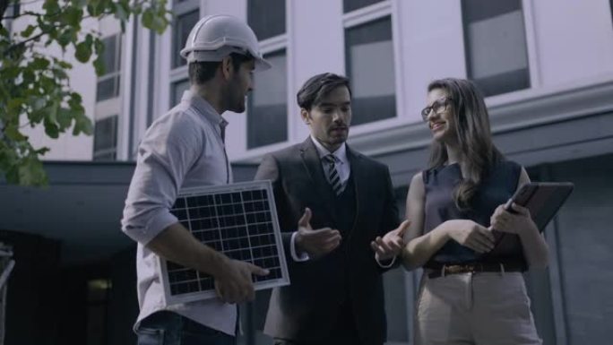太阳能电池板工程师和工业人士一起讨论这个项目