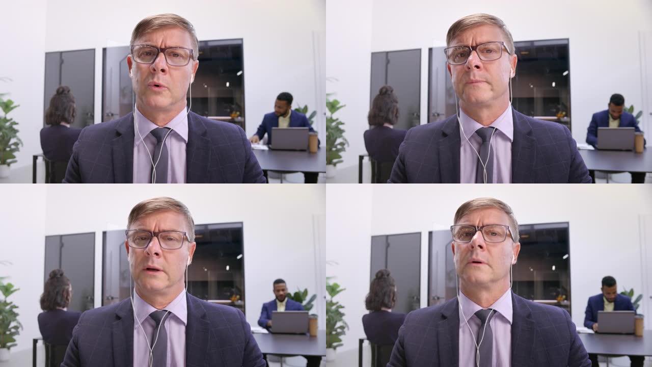 LD中年白人男子在办公室的视频会议上讲话