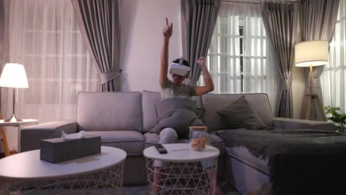 她在家中客厅通过VR眼镜观看了虚拟现实音乐会。