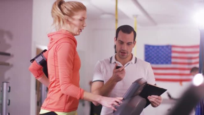 健身健身房锻炼顾客和私人教练