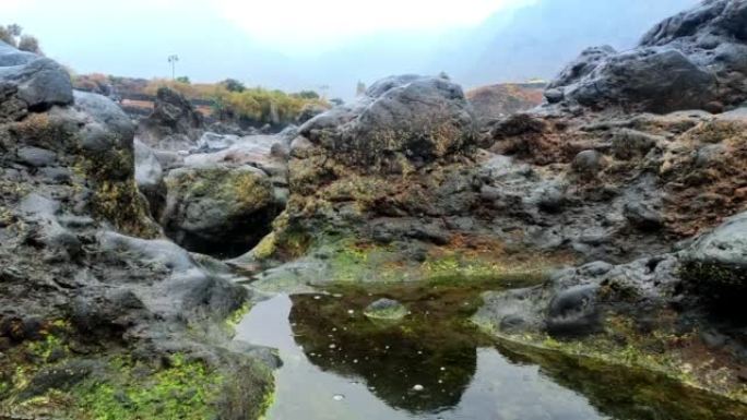 雨天美丽的岩石海滩