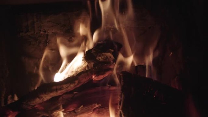 燃烧的壁炉，里面有木制原木和火焰