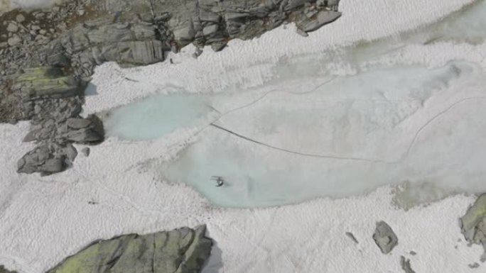 Aeria在高山通道，冰，雪和岩石上的春季条件视图