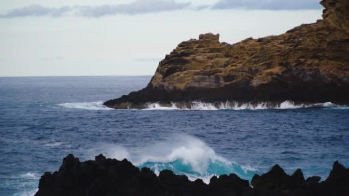 海浪在崎shoreline的海岸线上坠毁