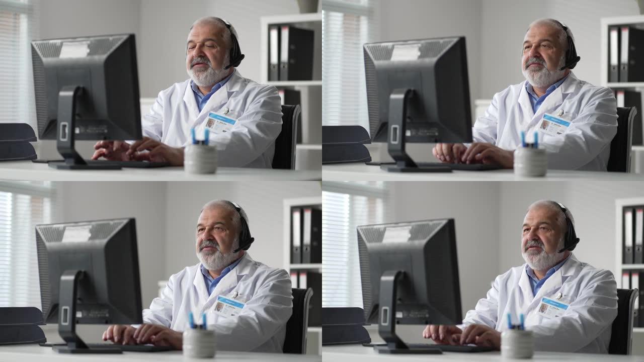 灰色男性医生与客户远程视频通信，并在计算机中记录病史