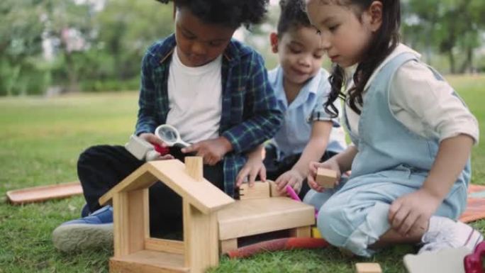 多种族儿童团体在户外玩木制玩具。